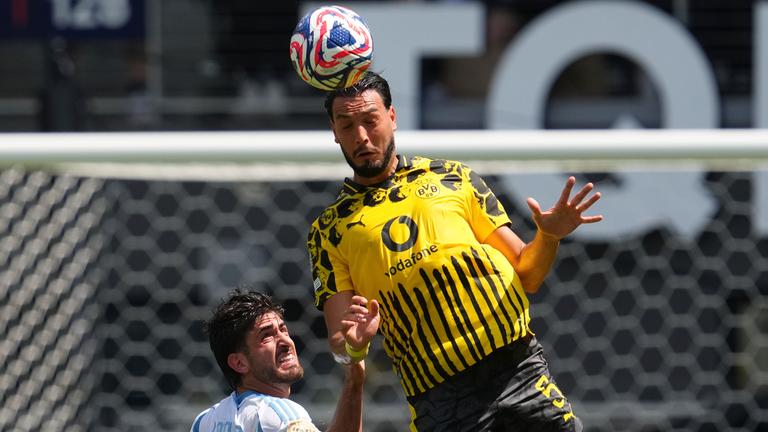 Club-WM, Borussia Dortmund - Ulsan HD: Ramy Bensebaini (r.) klärt per Kopfball vor Matias Lacava.