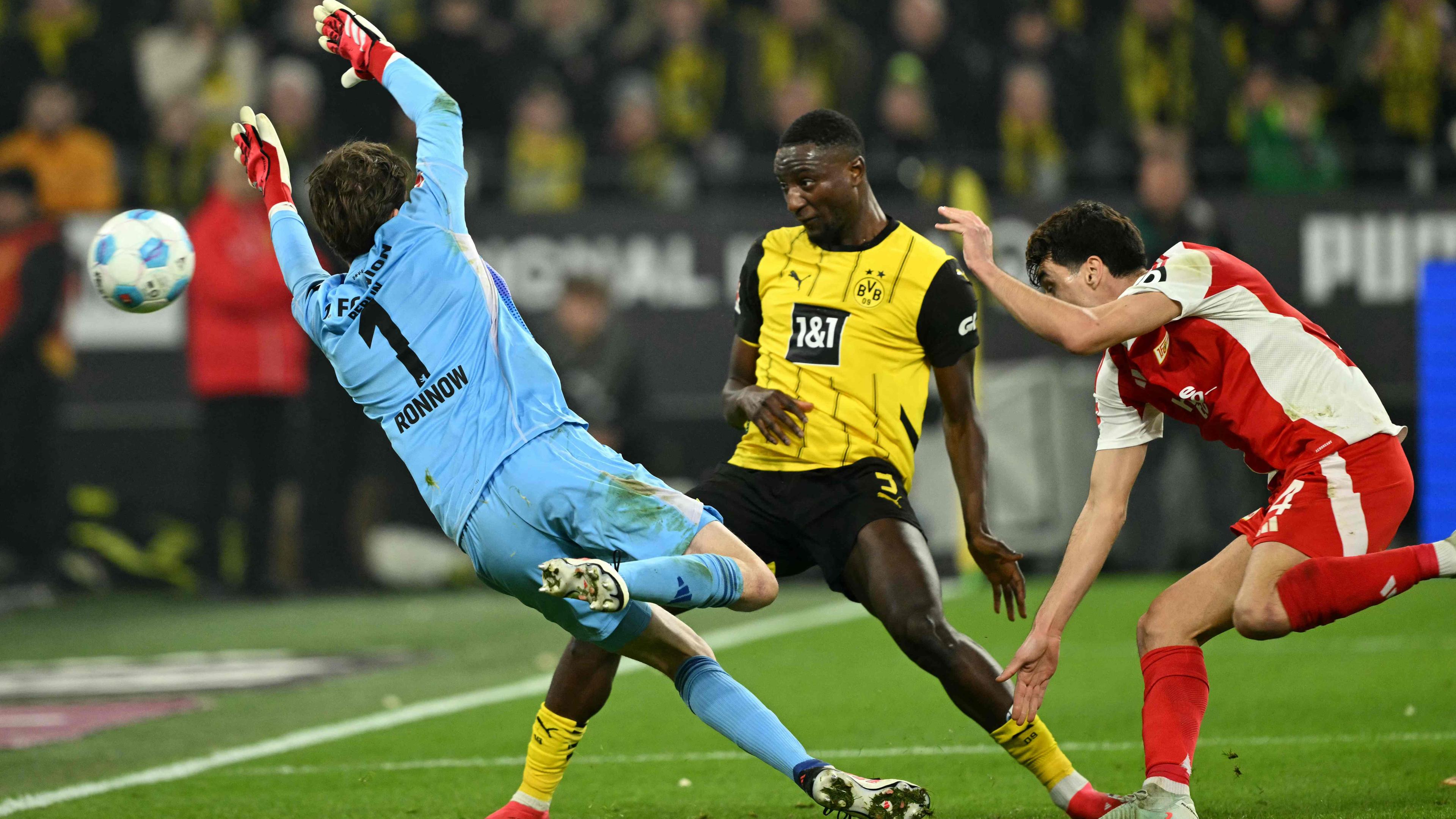 Dortmunds Serhou Guirassy schießt das Tor zum 2:0.