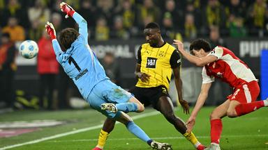 Dortmunds Serhou Guirassy schießt das Tor zum 2:0.