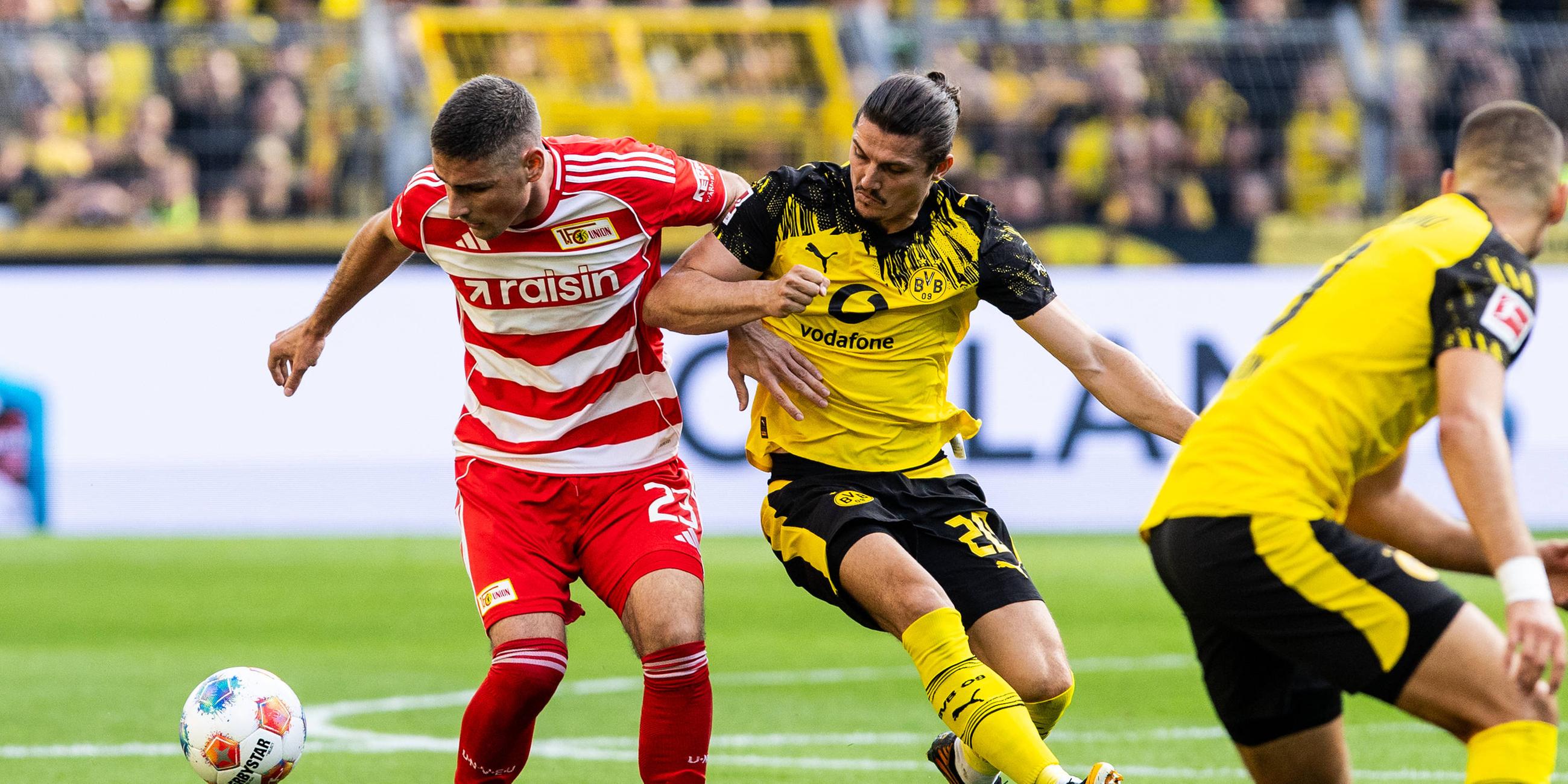 Andrej Ilic (1.FC Union Berlin, 23), Marcel Sabitzer (Borussia Dortmund, 20) kämpfen. 