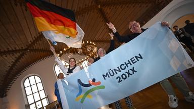 Bayern, München: Public Viewing von Unterstützern der Münchner Bewerbung im Alten Rathaus in München.
