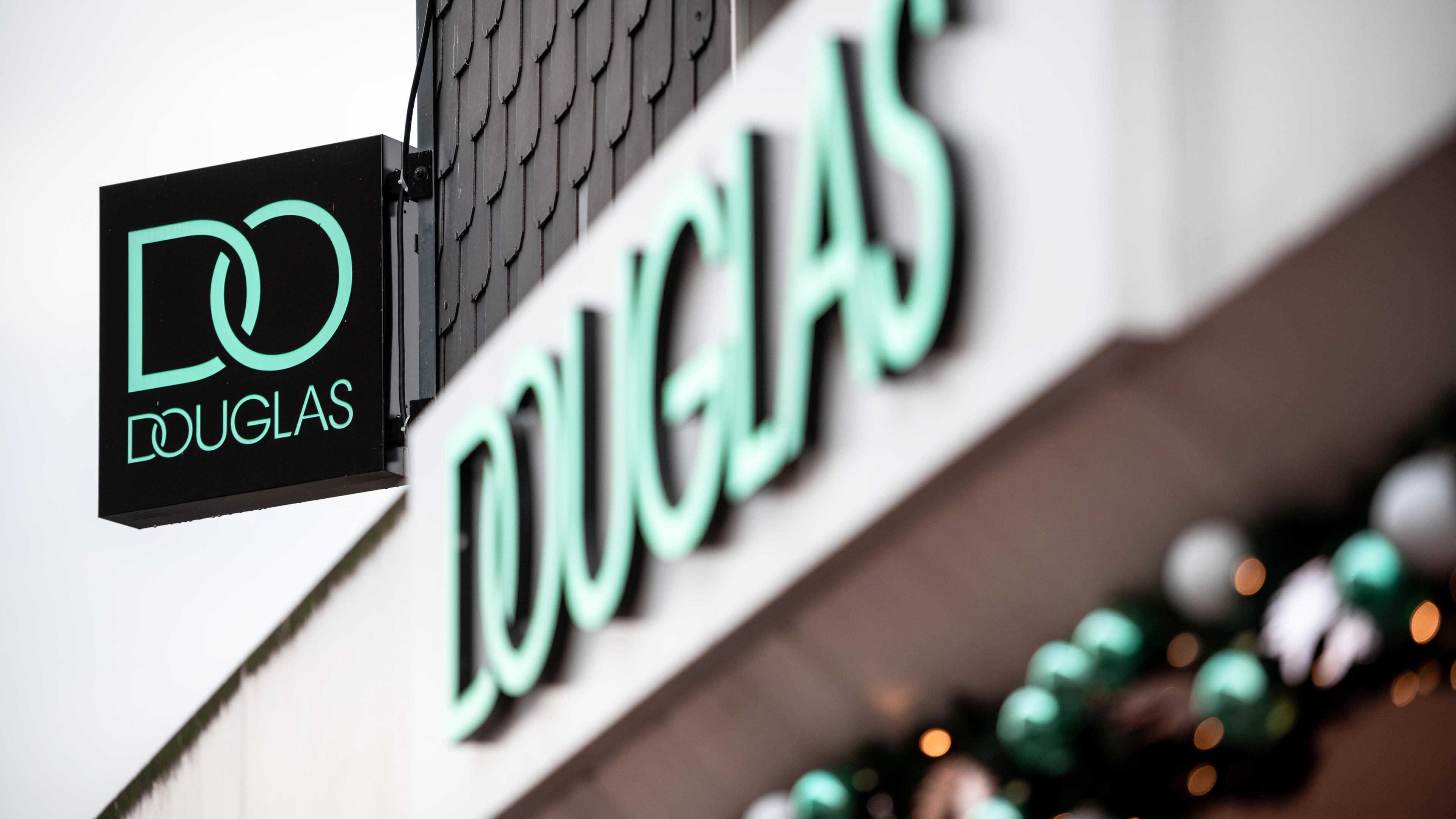 Douglas Logo am Filialeingang