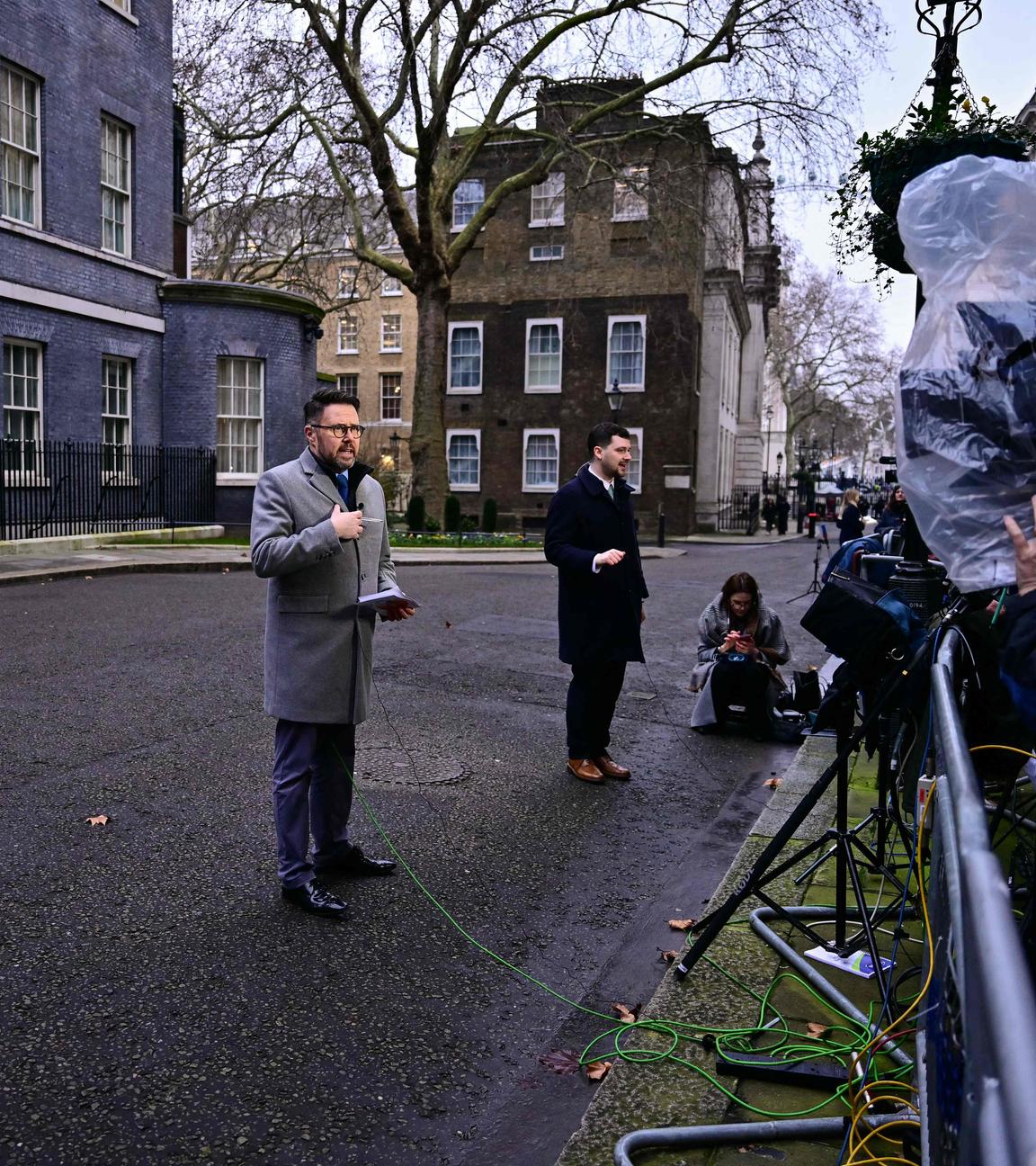 Reporter berichten vor der Downing Street NR. 10 im Zentrum Londons.