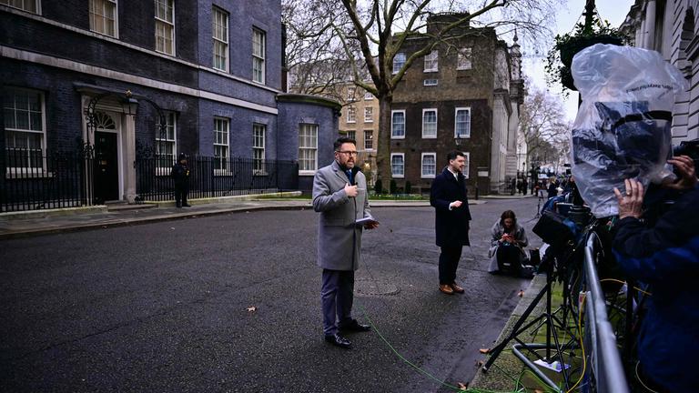 Reporter berichten vor der Downing Street NR. 10 im Zentrum Londons.