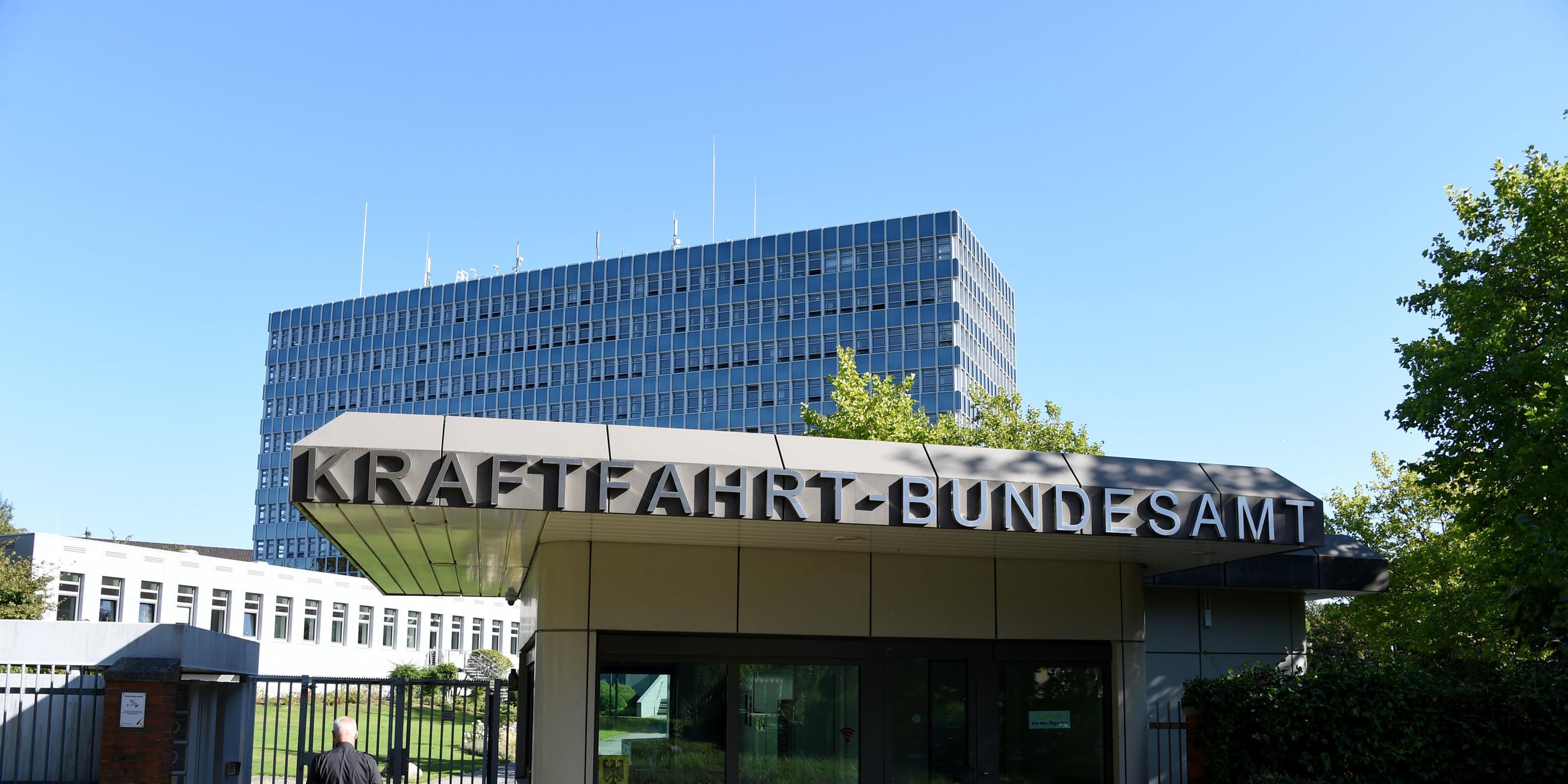 blick auf den eingang zum hauptsitz des kraftfahrt-bundesamtes (kba) am 27.09.2016 in flensburg (schleswig-holstein).
