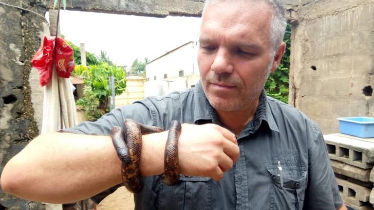 Dr. Mark Auliya mit einer Schlange um den Arm. 