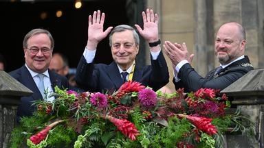 Der frühere EZB Präsident Mario Draghi steht nach der Verleihung mit dem Karlspreis vor dem Rathaus. 