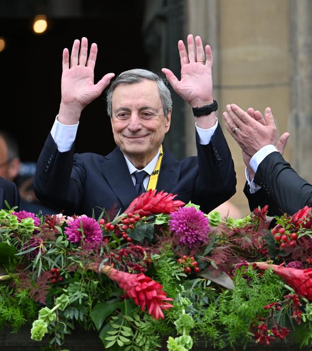 Der frühere EZB Präsident Mario Draghi steht nach der Verleihung mit dem Karlspreis vor dem Rathaus. 