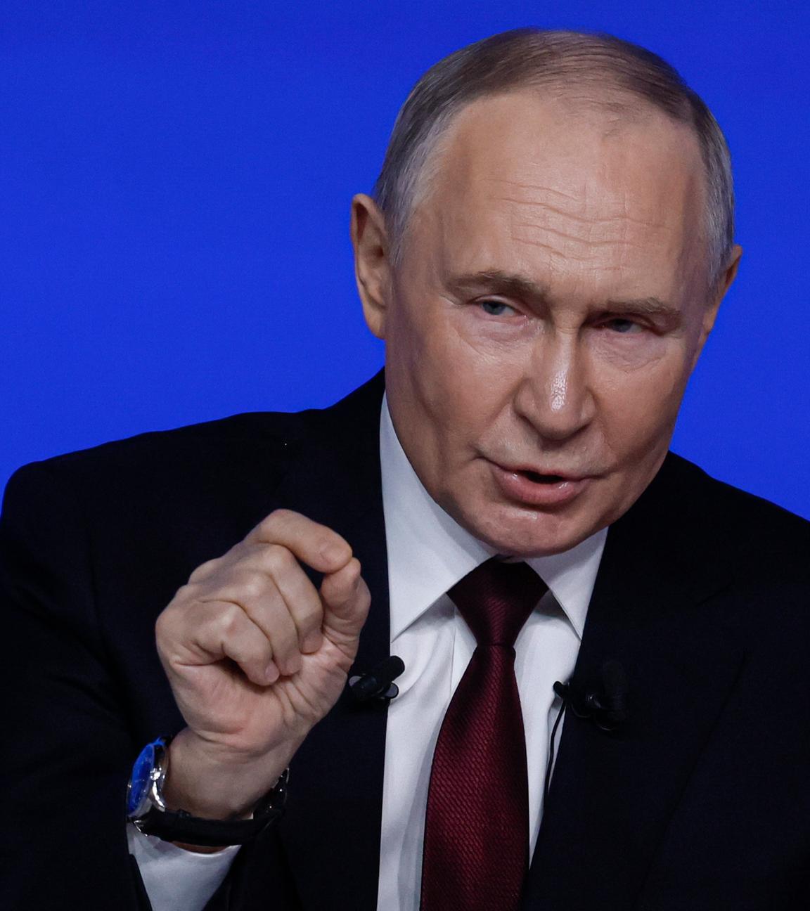 Der russische Präsident Wladimir Putin gestikuliert, während er Fragen während seiner jährlichen Live-Pressekonferenz beantwortet.