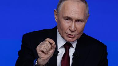Der russische Präsident Wladimir Putin gestikuliert, während er Fragen während seiner jährlichen Live-Pressekonferenz beantwortet.