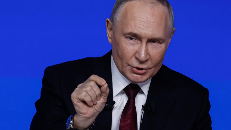 Der russische Präsident Wladimir Putin gestikuliert, während er Fragen während seiner jährlichen Live-Pressekonferenz beantwortet.