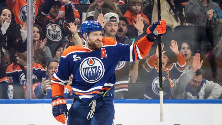 Leon Draisaitl von den Edmonton Oilers hält im Spiel gegen die Los Angeles Kings nach einem Tor seinen Schläger mit der linken Hand hoch.