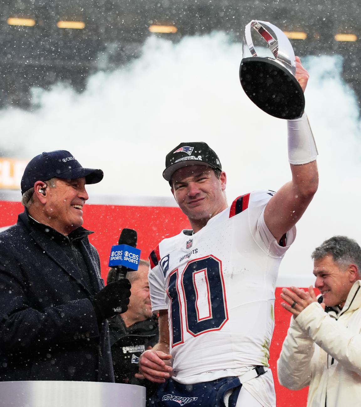 New-England-Patriots-Quarterback Drake Maye hält die Trophäe für den Gewinn des AFC-Titels in der NFL gegen die Denver Broncos in die Höhe.