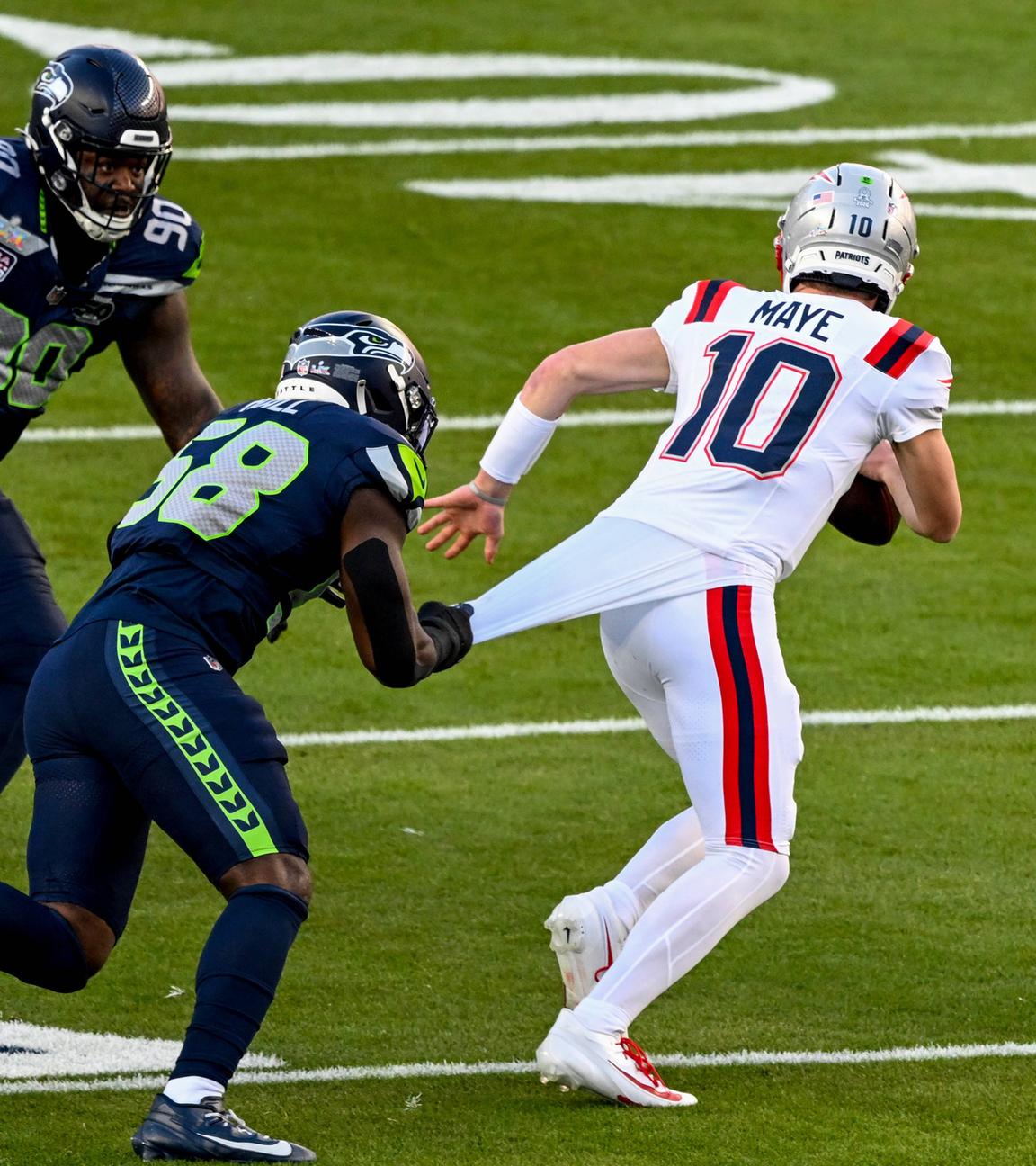 Der Quarterback der New England Patriots, Drake Maye (10), wird im ersten Viertel des Super Bowl LX im Levi's Stadium in Santa Clara, Kalifornien, am 08.02.2026, vom Linebacker der Seattle Seahawks, Derick Hall (58), zu einem Verlust von 10 Yards gesackt. 