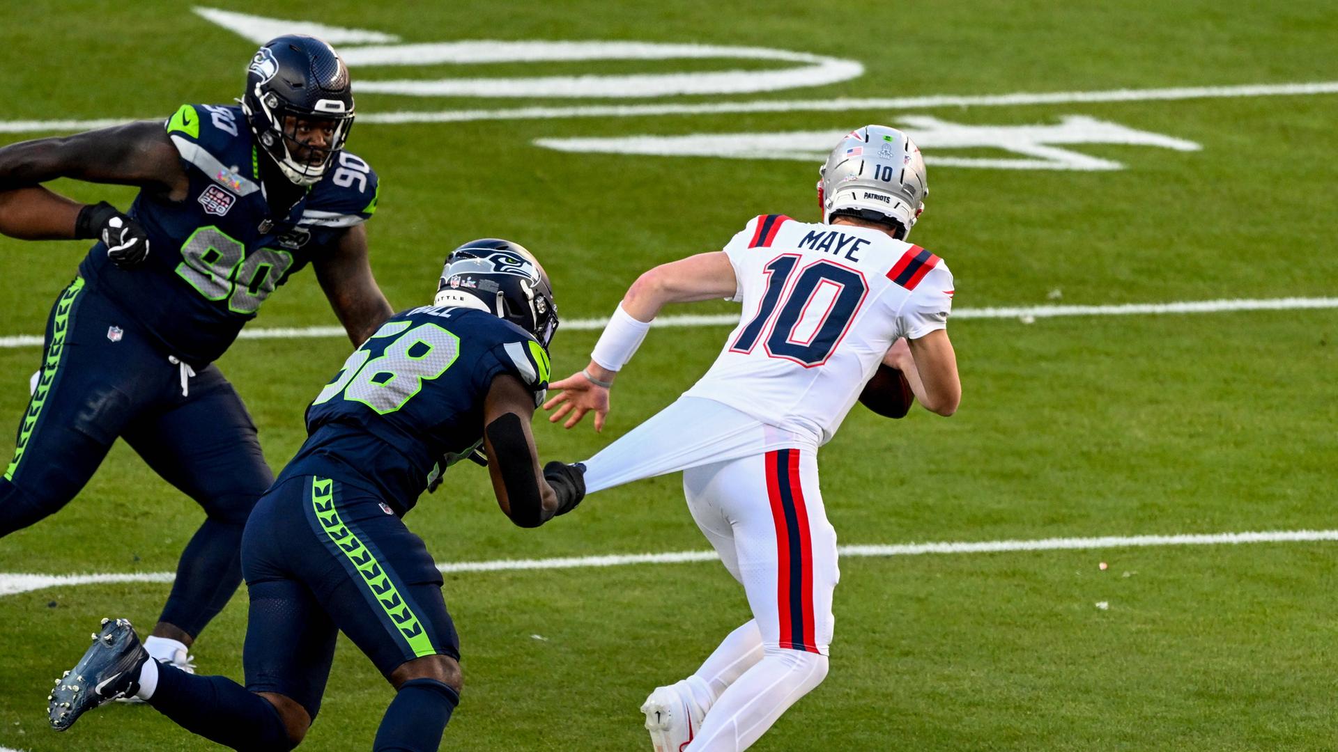 Der Quarterback der New England Patriots, Drake Maye (10), wird im ersten Viertel des Super Bowl LX im Levi's Stadium in Santa Clara, Kalifornien, am 08.02.2026, vom Linebacker der Seattle Seahawks, Derick Hall (58), zu einem Verlust von 10 Yards gesackt. 