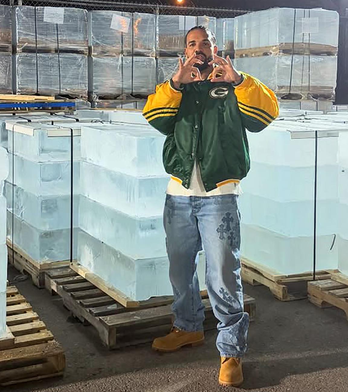 Rapper Drake posiert vor Eisblöcken.