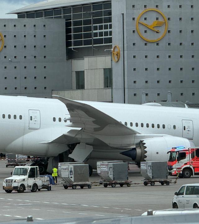 Eine Lufthansa-Maschine "Dreamliner" liegt auf dem Bug vor einem Terminal am Frankfurter Flughafen, nachdem das Bugfahrwerk am 04.06.2026 eingeknickt war.