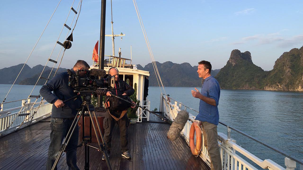 Dreharbeiten mit Dirk Steffens auf einem Schiff in der Halongbucht