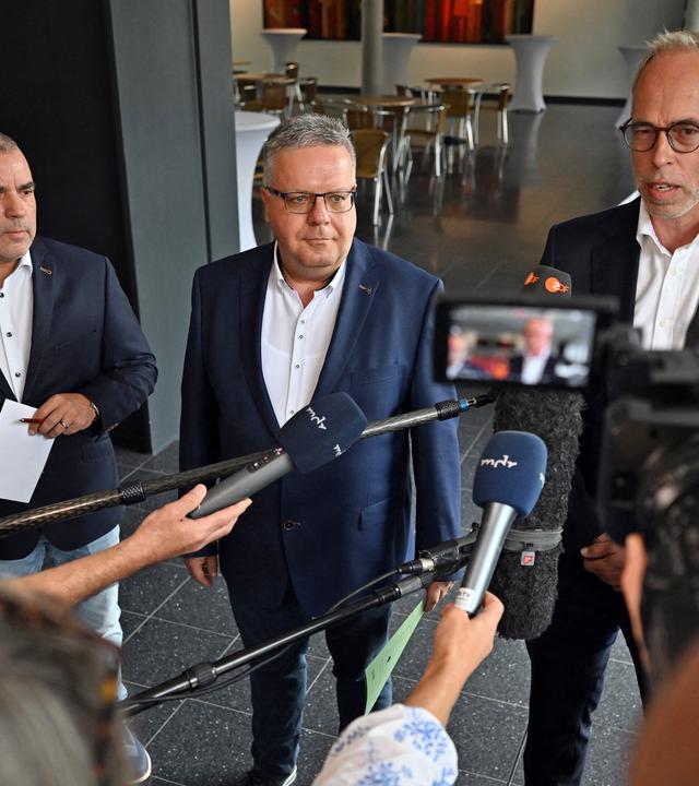 Stefan Wogawa (l-r), Dirk Hoffmeister und Roberto Kobelt, drei Thüringer BSW-Abgeordnete, stehen vor Journalisten im Thüringer Landtag am 02.09.2026