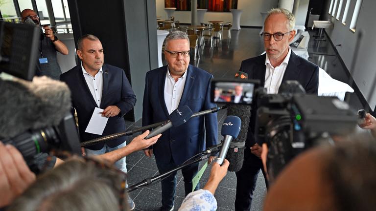Stefan Wogawa (l-r), Dirk Hoffmeister und Roberto Kobelt, drei Thüringer BSW-Abgeordnete, stehen vor Journalisten im Thüringer Landtag am 02.09.2026