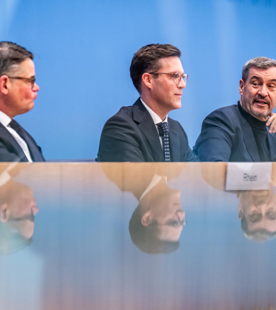 Markus Söder (r-l, CSU), Ministerpräsident von Bayern, Manuel Hagel, Spitzenkandidat der CDU in Baden Württemberg, und Boris Rhein (CDU), Ministerpräsident von Hessen, nehmen an der Pressekonferenz der sogenannten «Drei-Löwen-Allianz» im Haus der Bundespressekonferenz teil. 