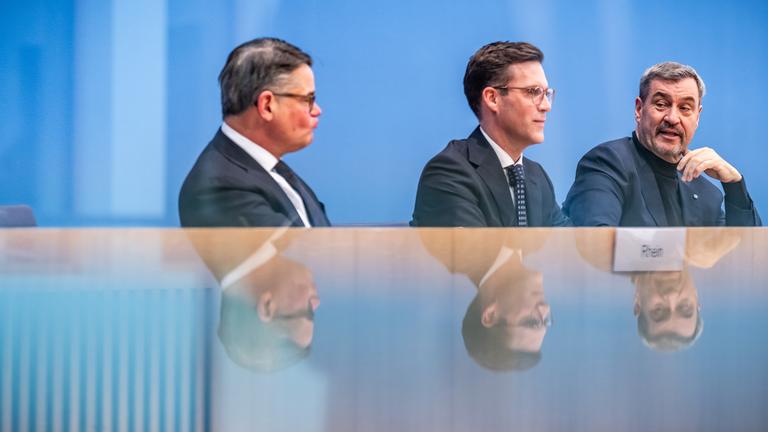 Markus Söder (r-l, CSU), Ministerpräsident von Bayern, Manuel Hagel, Spitzenkandidat der CDU in Baden Württemberg, und Boris Rhein (CDU), Ministerpräsident von Hessen, nehmen an der Pressekonferenz der sogenannten «Drei-Löwen-Allianz» im Haus der Bundespressekonferenz teil. 