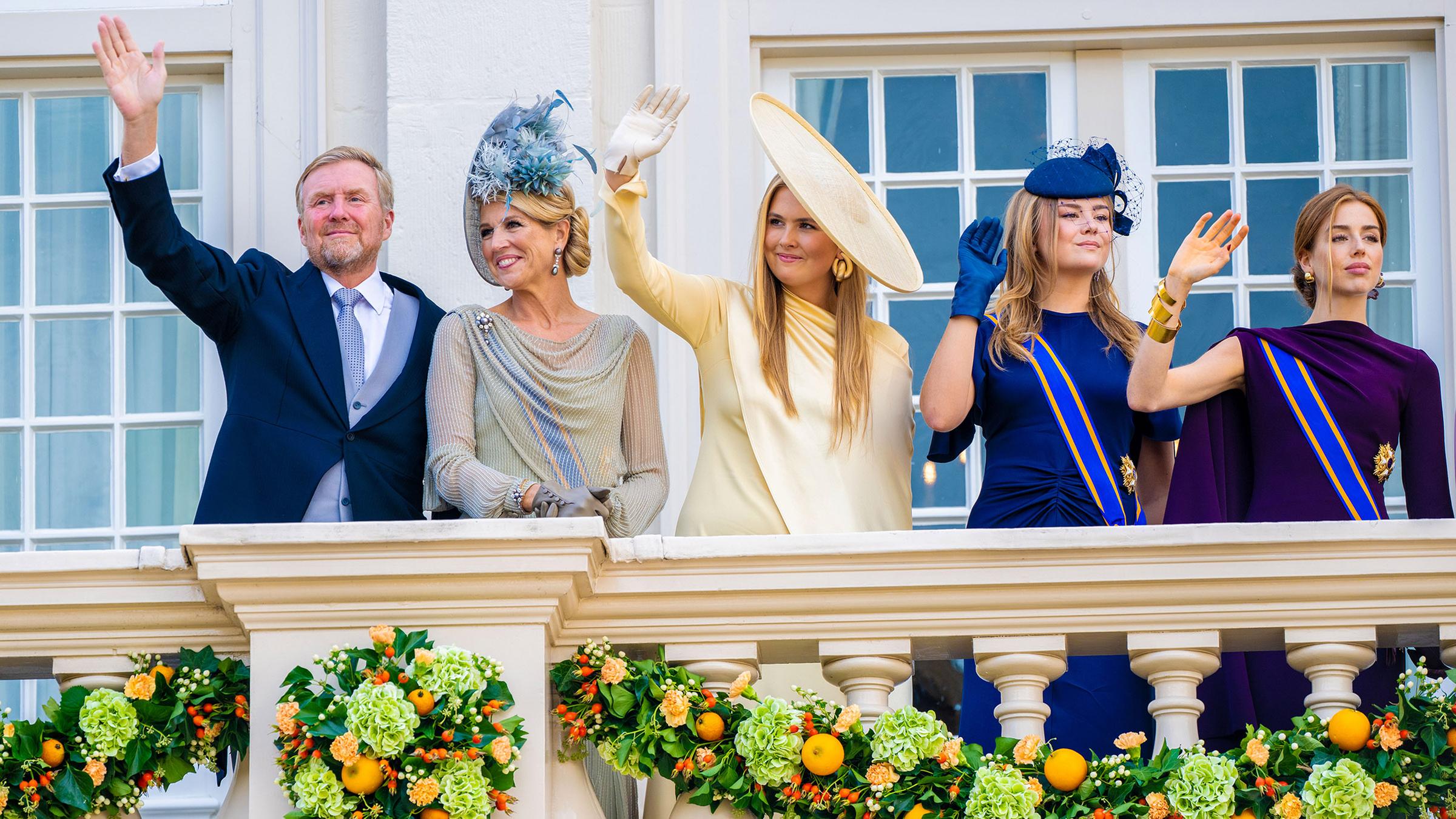 Der niederländische König Willem-Alexander mit seiner Familie auf einem Balkon. Sie winken in die Kamera.
