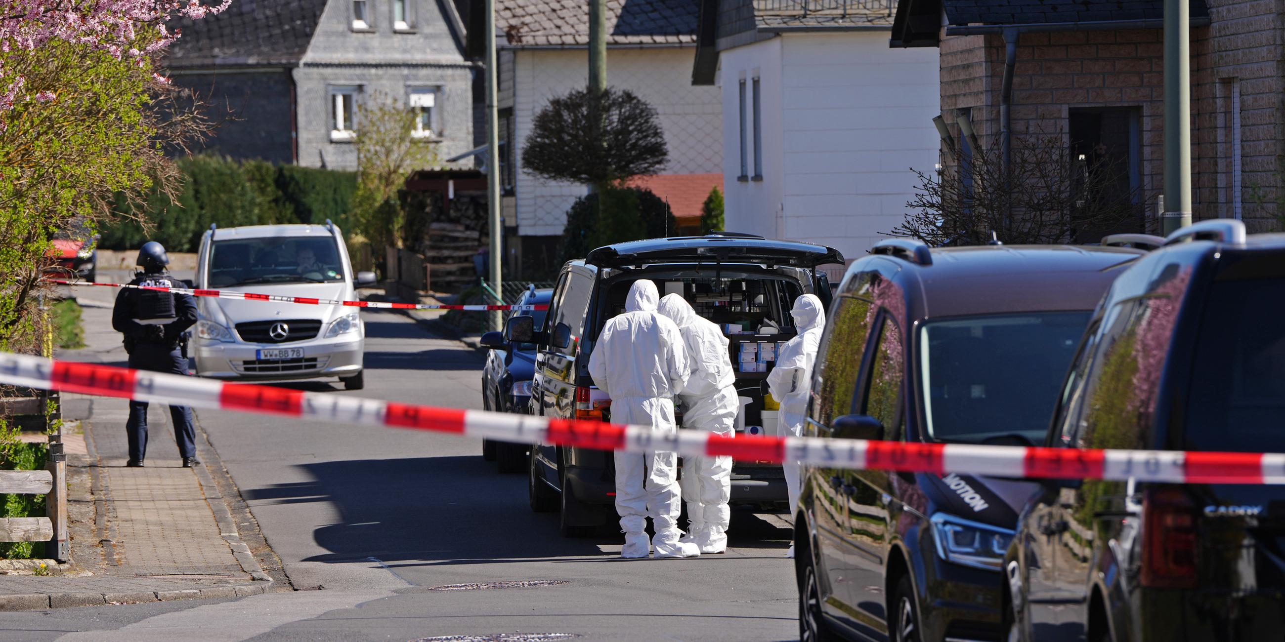 Polizei und Spurensicherung steht in Weitefeld im Westerwald, aufgenommen am 06.04.2025