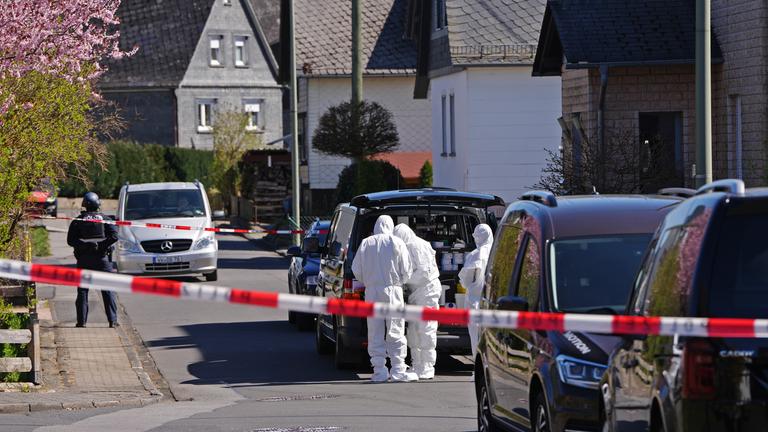 Polizei und Spurensicherung steht in Weitefeld im Westerwald, aufgenommen am 06.04.2025