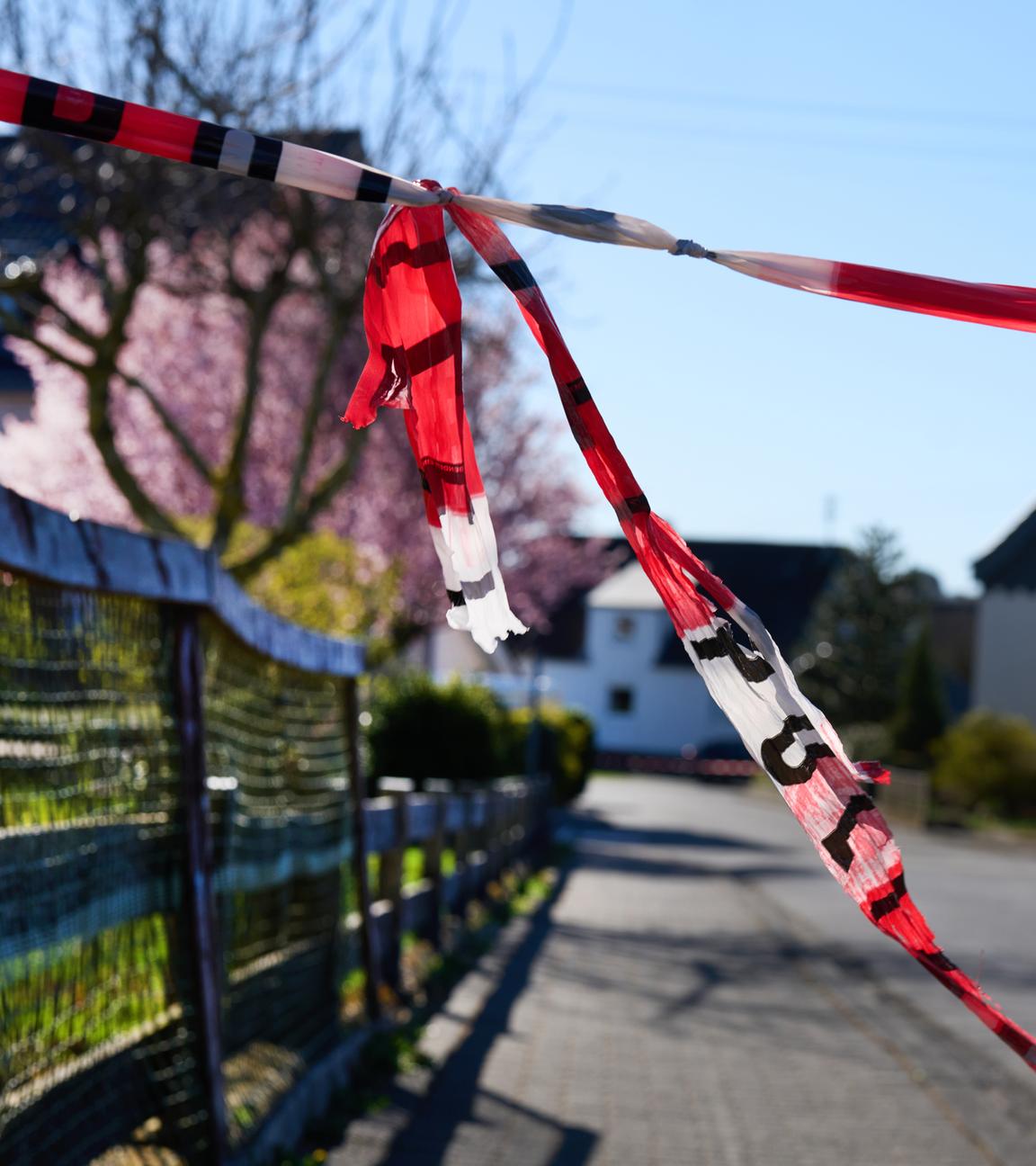 Eine mit Flatterband der Polizei gesperrte Straße im Weitefeld.