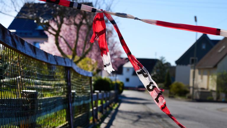 Eine mit Flatterband der Polizei gesperrte Straße im Weitefeld.