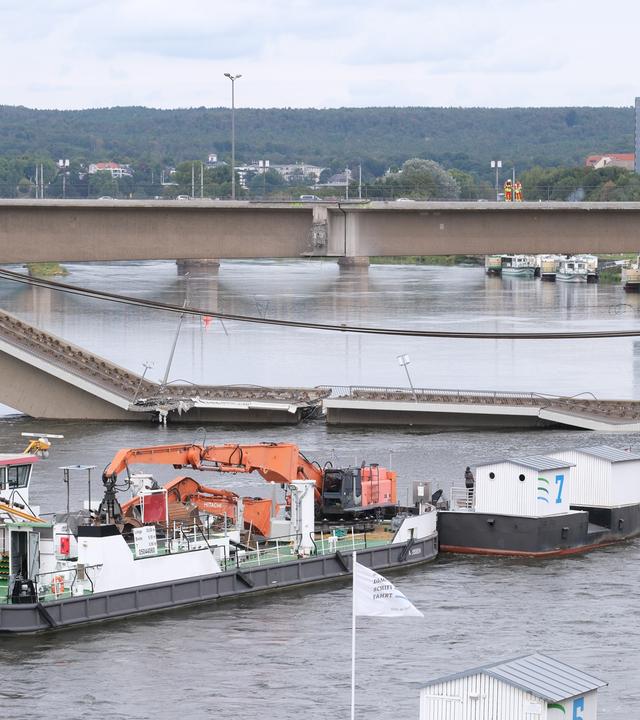 12.09.2024, Sachsen, Dresden: Ein Bootsanleger wird aus dem Umfeld der Carolabrücke bewegt.