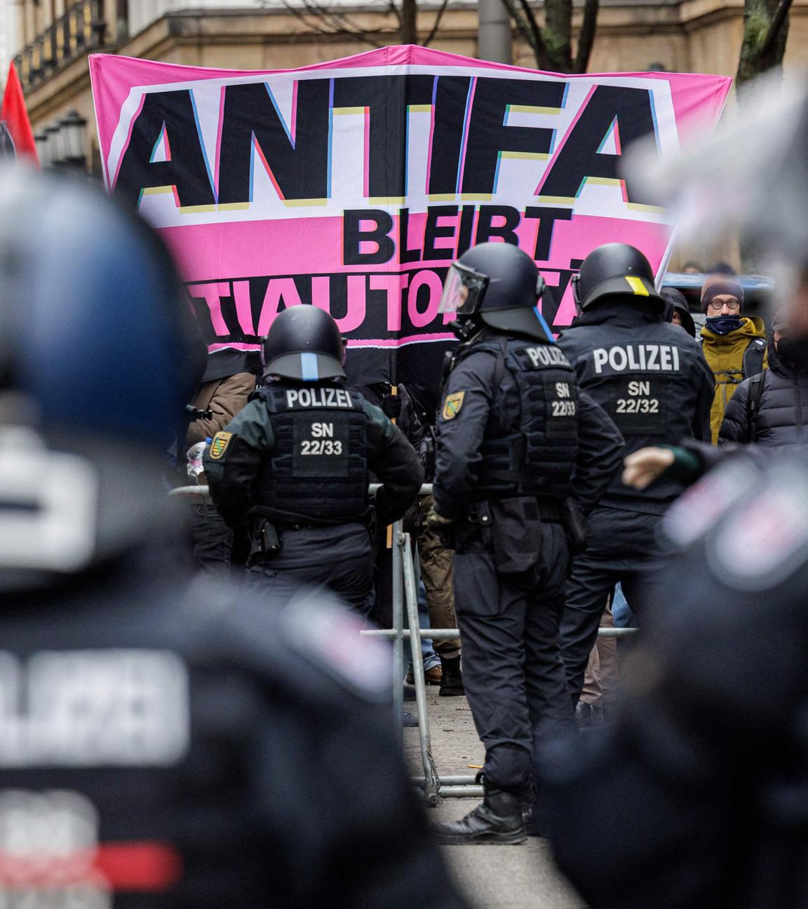 Polizisten stehen Demonstrierenden einer linken Kundgebung in Dresden gegenüber, die gegen einen angekündigten rechtsextremen Aufmarsch zum Jahrestag der Bombardierung protestieren.
