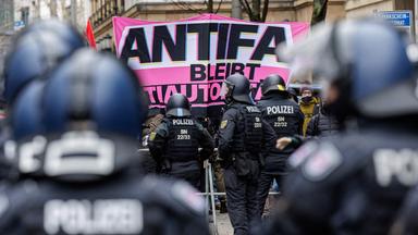 Polizisten stehen Demonstrierenden einer linken Kundgebung in Dresden gegenüber, die gegen einen angekündigten rechtsextremen Aufmarsch zum Jahrestag der Bombardierung protestieren.