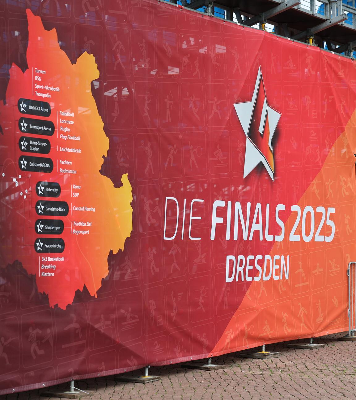 Logo und Branding am Theaterplatz der Finals in Dresden 2025