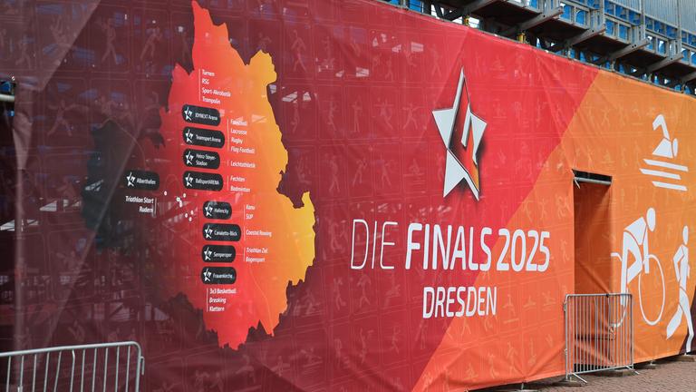 Logo und Branding am Theaterplatz der Finals in Dresden 2025