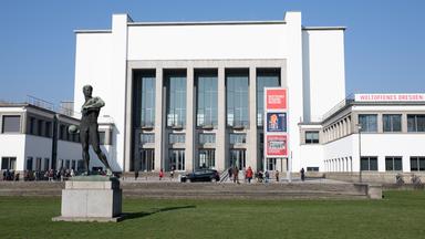 Passanten vor dem Deutschen Hygiene-Museum (DHMD) mit dem Ballwerfer von Richard Daniel Fabricius.