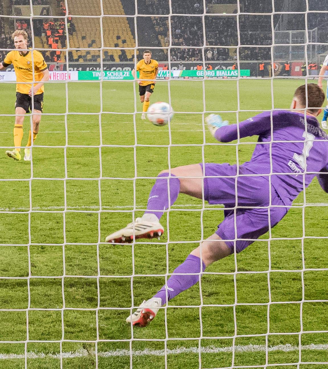 Tjark Ernst (Hertha BSC) hält den Strafstoß, Elfmeter. 