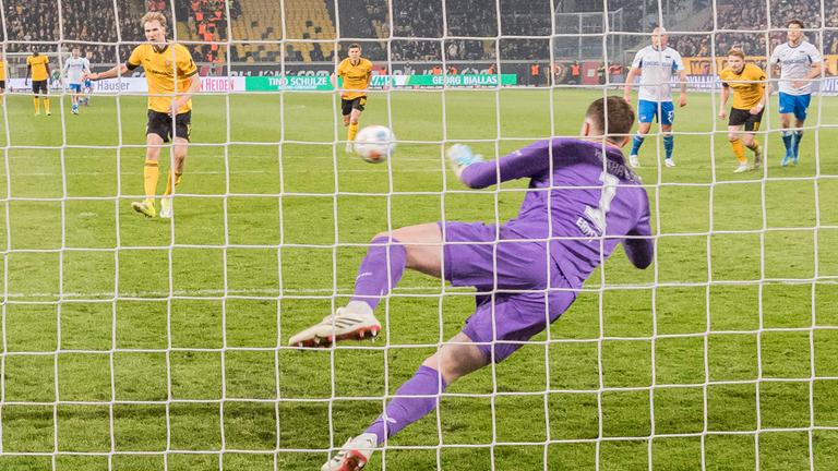 Tjark Ernst (Hertha BSC) hält den Strafstoß, Elfmeter. 