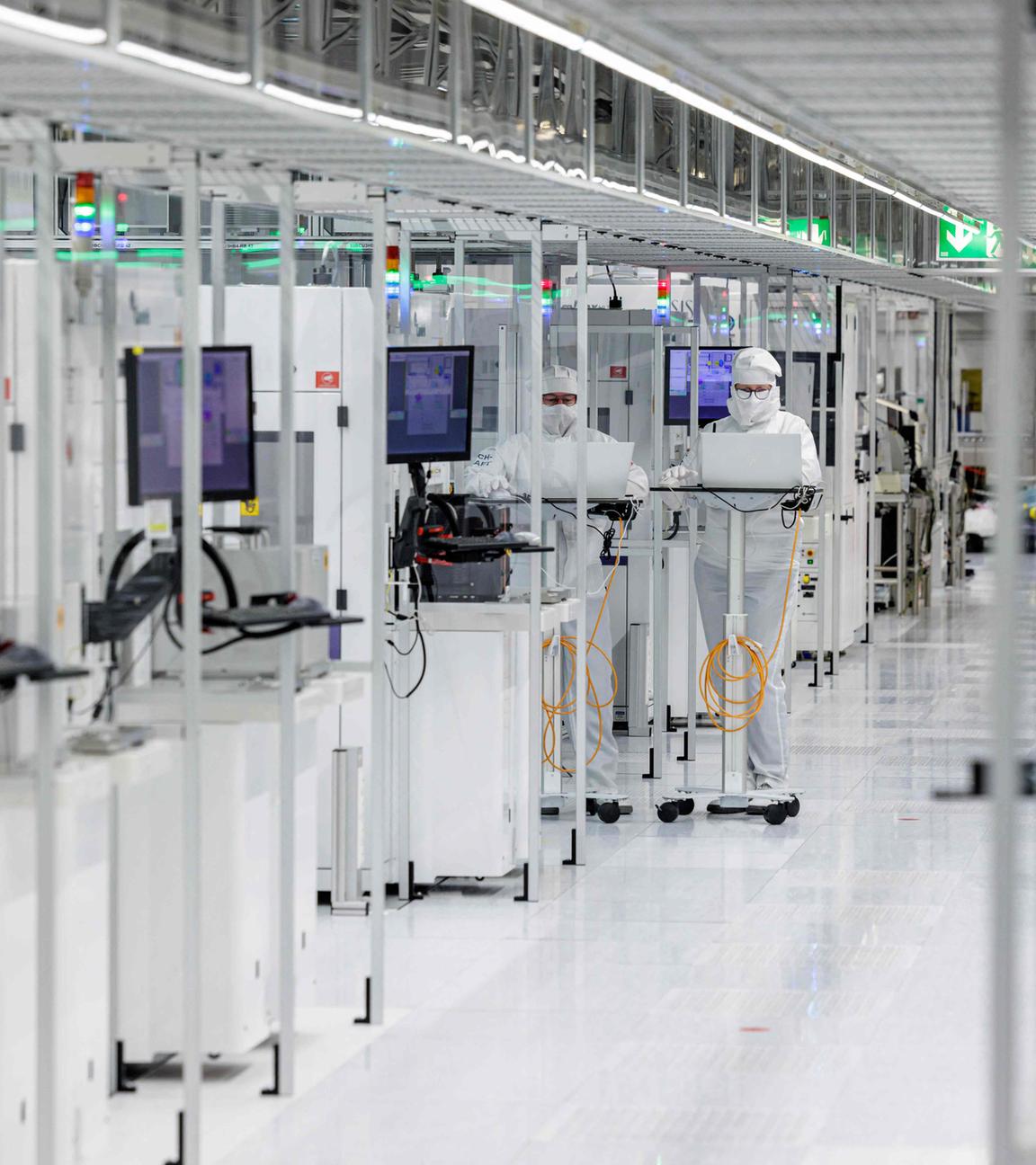 Sachsen, Dresden: Mitarbeiter des deutschen Halbleiterherstellers Infineon während der Arbeit