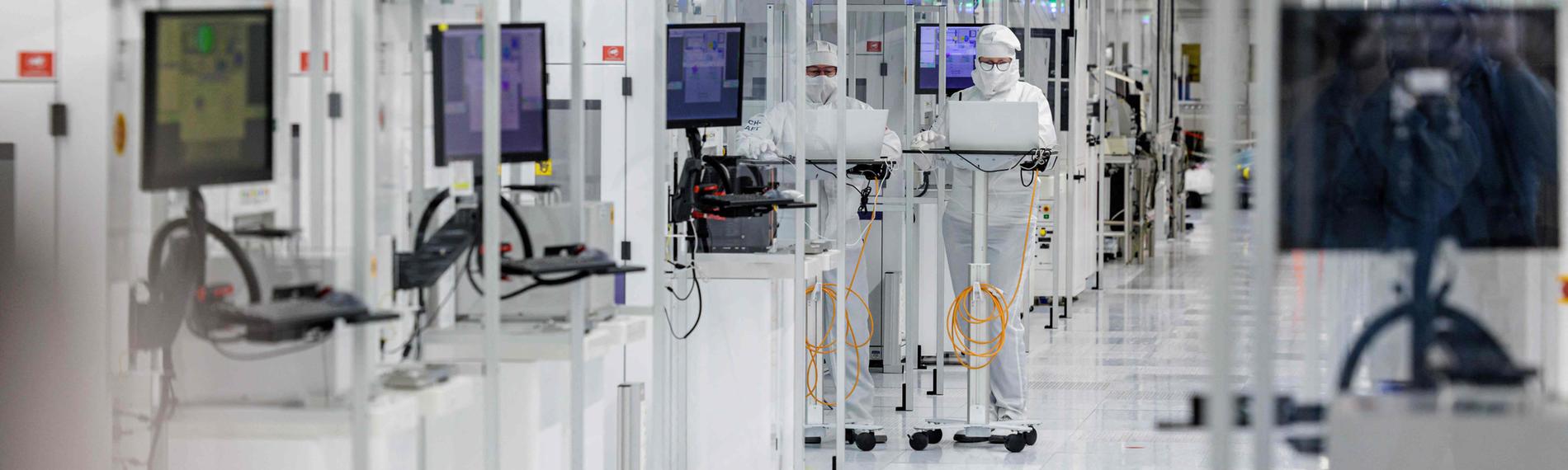 Sachsen, Dresden: Mitarbeiter des deutschen Halbleiterherstellers Infineon während der Arbeit