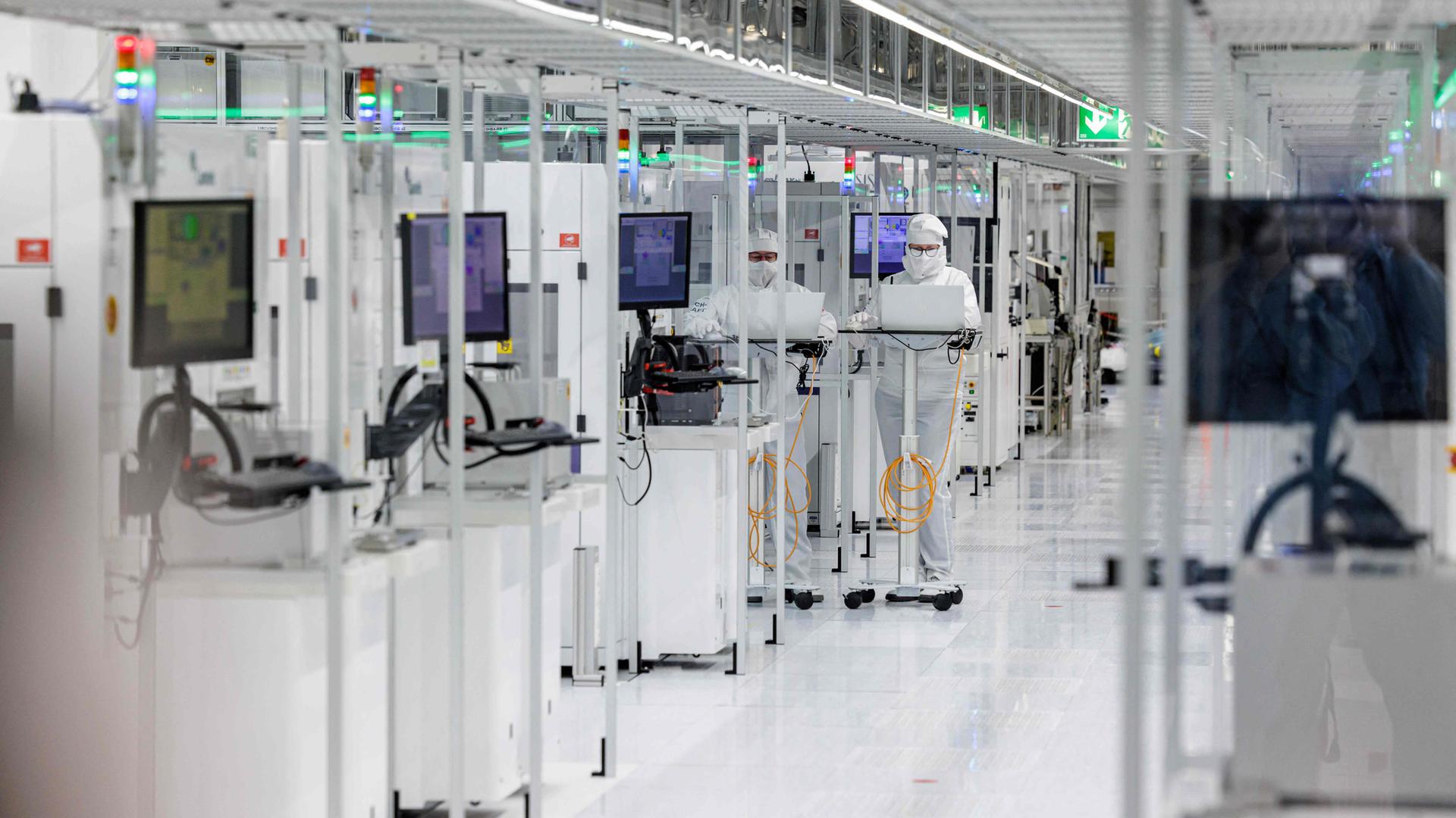 Sachsen, Dresden: Mitarbeiter des deutschen Halbleiterherstellers Infineon während der Arbeit