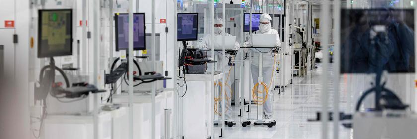 Sachsen, Dresden: Mitarbeiter des deutschen Halbleiterherstellers Infineon während der Arbeit