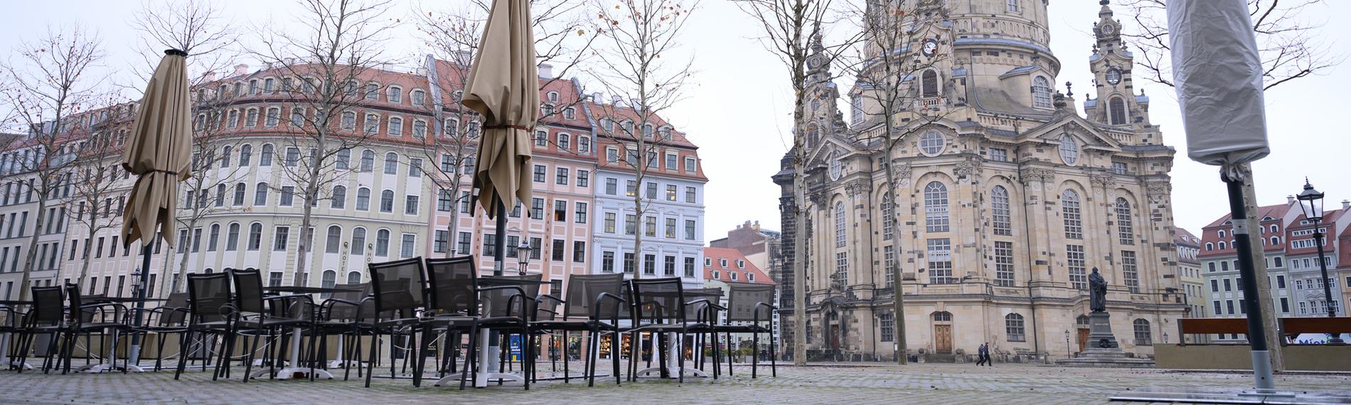 Sachsen, Dresden: Leere Tische und Stühle stehen auf dem Neumarkt vor der Frauenkirche.