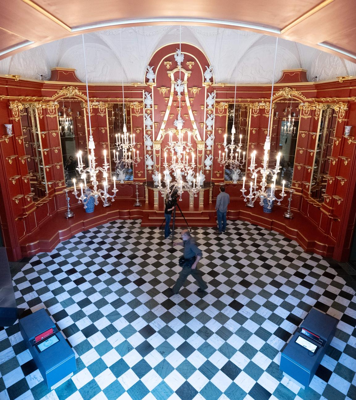 20.04.2026, Sachsen, Dresden: Teilnehmer eines Presserundgangs stehen im Porzellankabinett auf der Fest-Etage im Dresdner Residenzschloss.