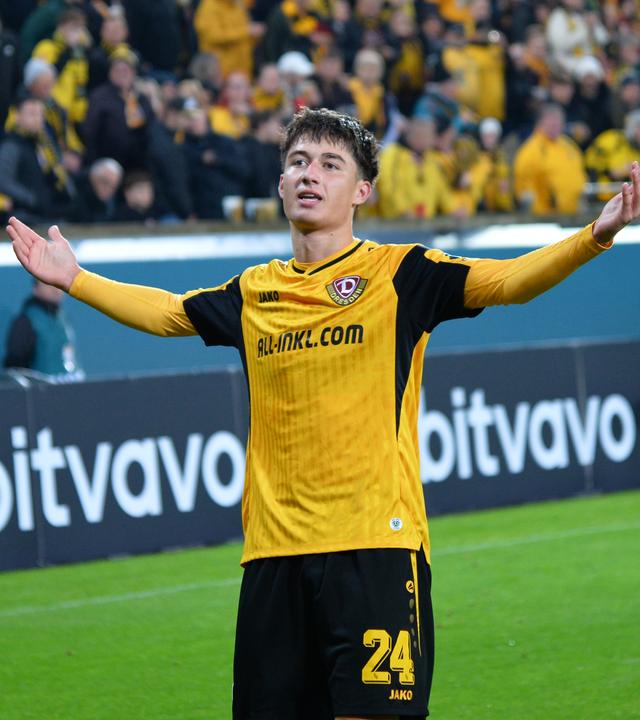Patrice Covic (SG Dynamo Dresden) erzielt das 1:0 gegen den FC Schalke 04 und jubelt.