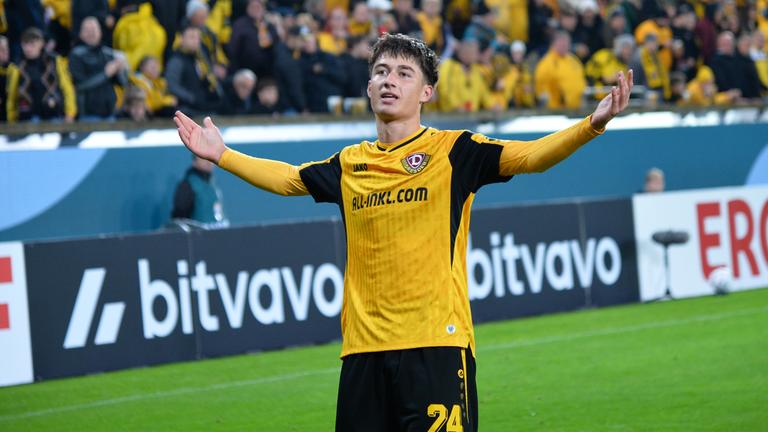 Patrice Covic (SG Dynamo Dresden) erzielt das 1:0 gegen den FC Schalke 04 und jubelt.