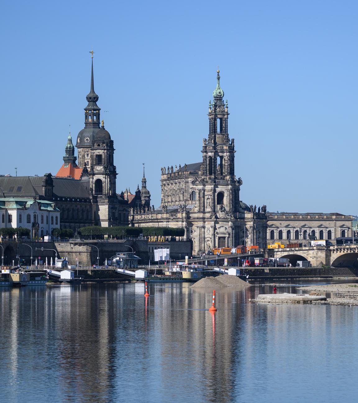  Blick auf die historische Altstadtkulisse mit dem Terrassenufer (l-r), dem Ständehaus, dem Hausmannsturm, der Hofkirche und der Semperoper. Nach dem Abriss der Carolabrücke sind neue Sichtachsen auf die Altstadt entstanden.