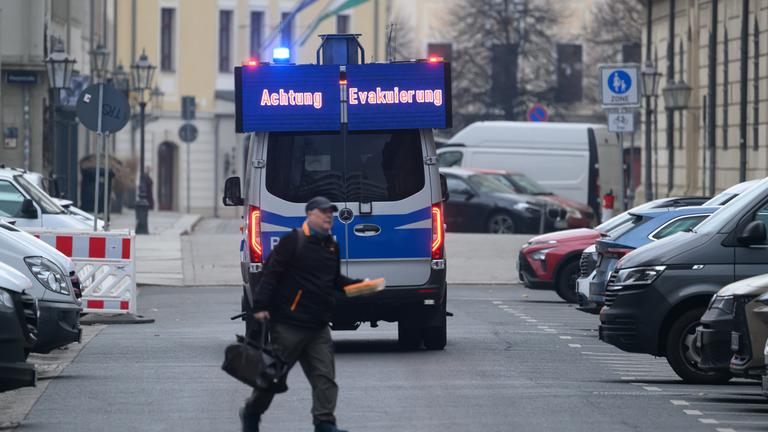 Ein Polizeiwagen fährt während einer Evakuierung der Innenstadt durch die Straßen, um Bürger zu informieren. 
