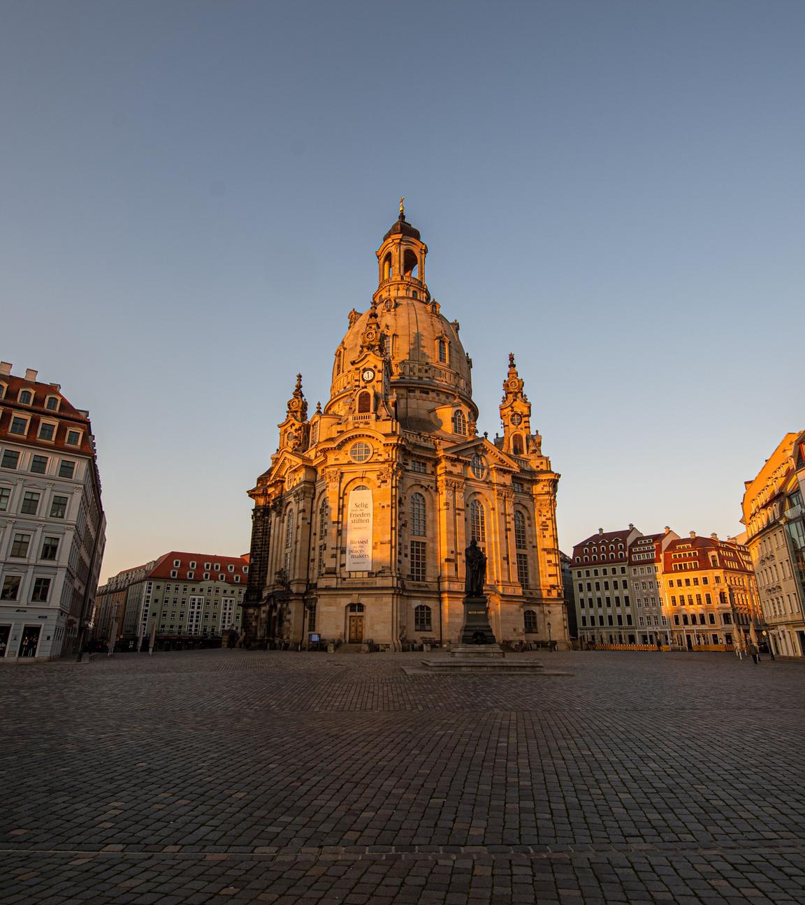 leerer neumarktplatz vor dresdner frauenkirche